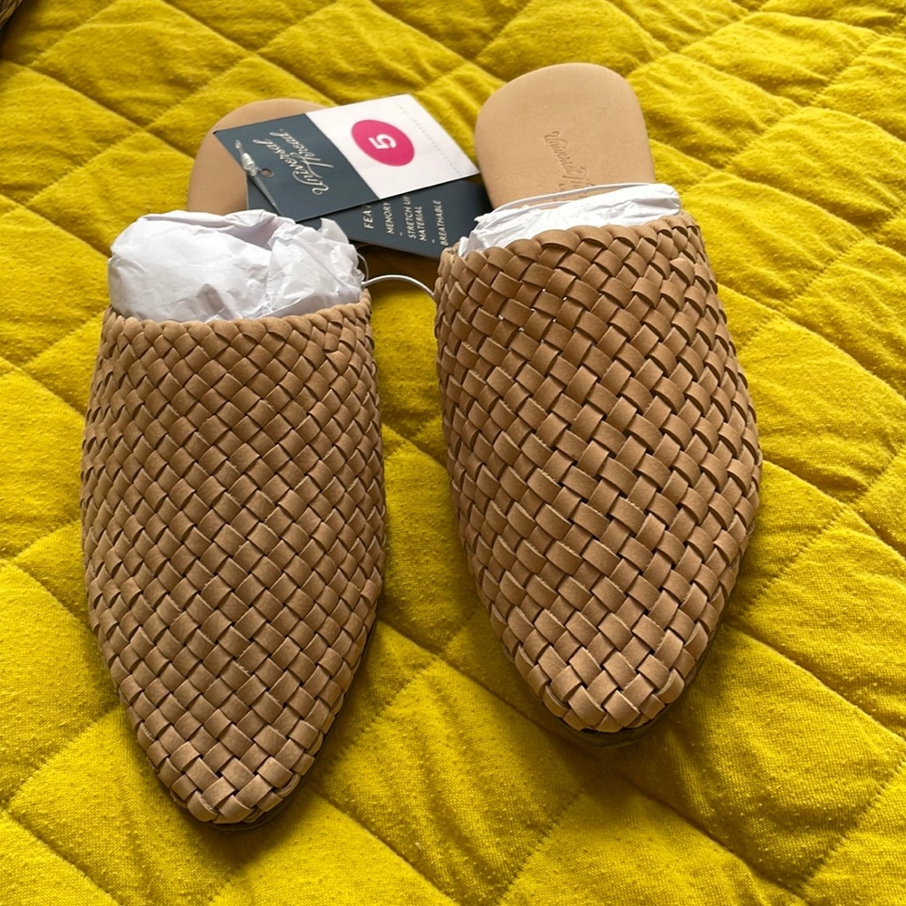 Elora flats - Universal Thread Size 5 NWT.